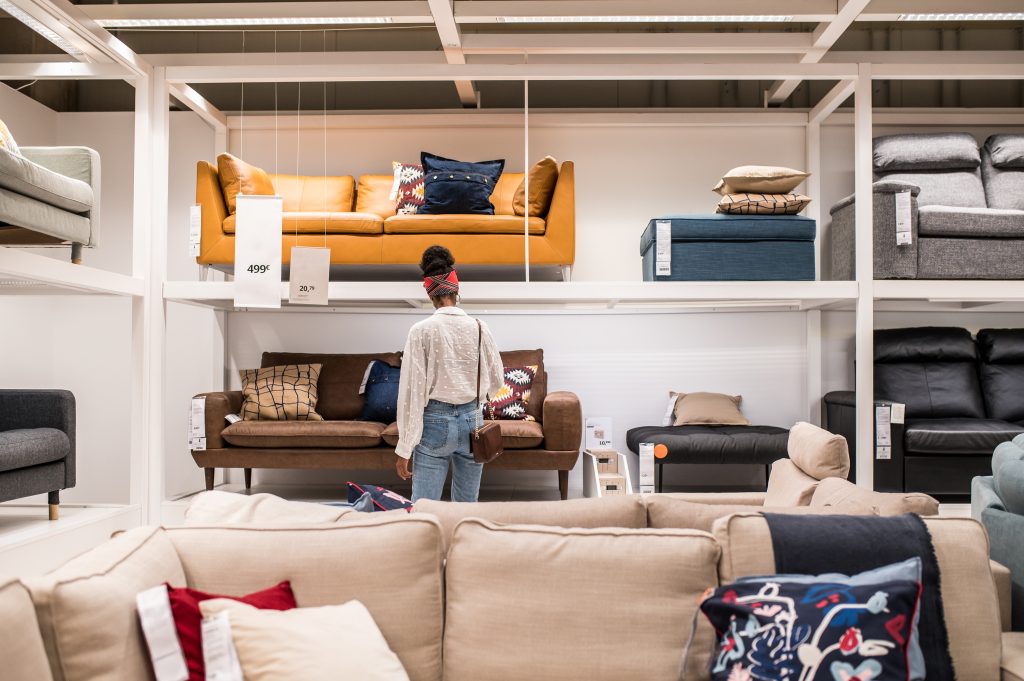 Tienda de muebles, mujer mirando sofás